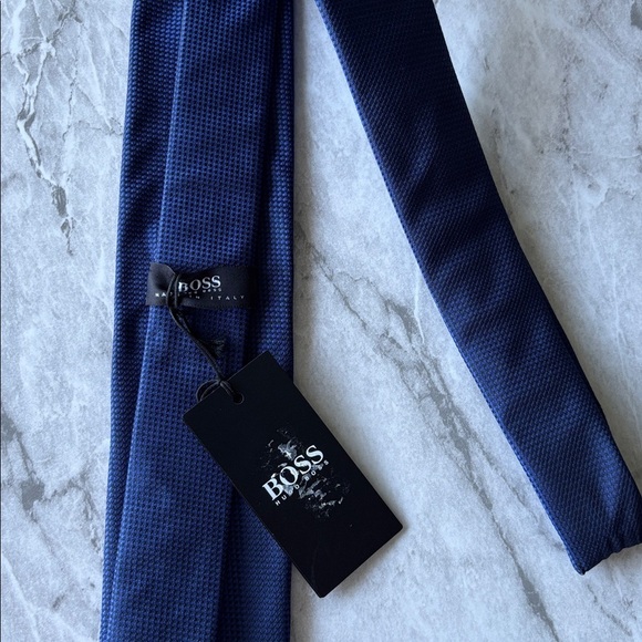 NWT BOSS HUGO BOSS mens neck tie in open blue subtle pattern silk - Picture 6 of 6
